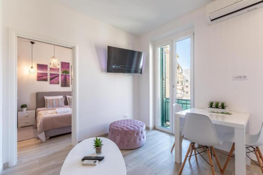 Apartments And Room Poesia Split Bagian luar foto