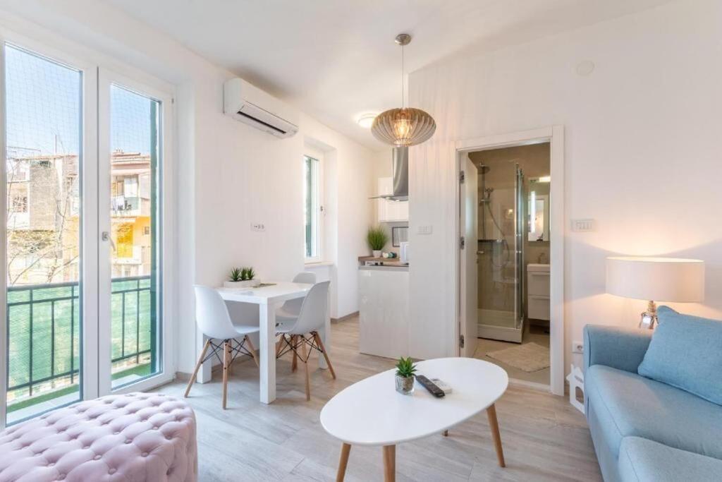 Apartments And Room Poesia Split Bagian luar foto