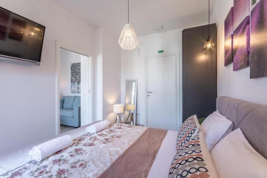 Apartments And Room Poesia Split Bagian luar foto