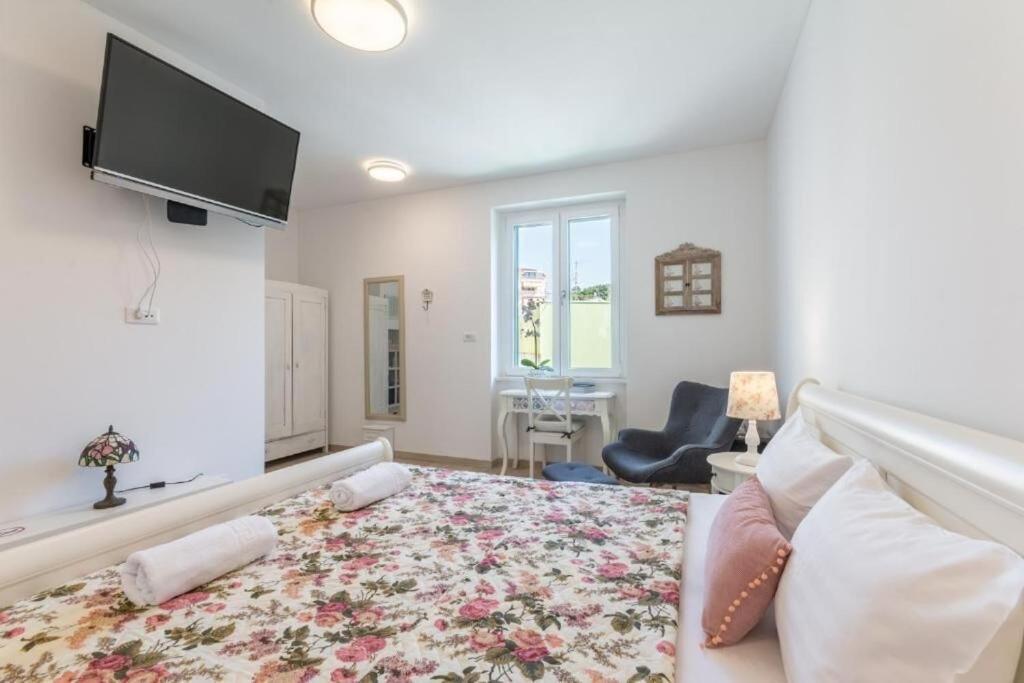 Apartments And Room Poesia Split Bagian luar foto