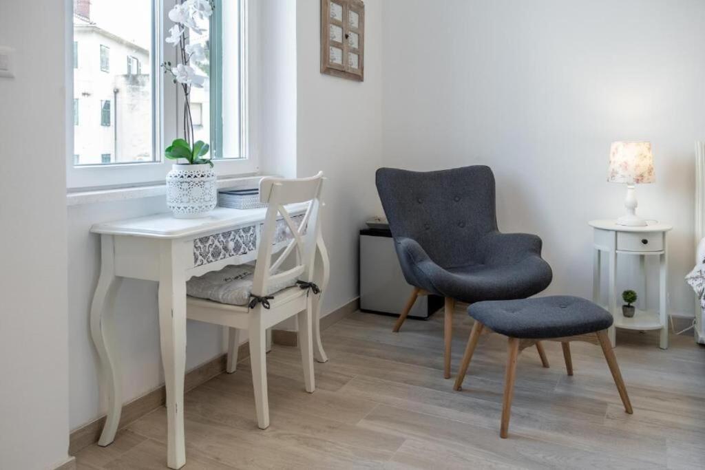 Apartments And Room Poesia Split Bagian luar foto