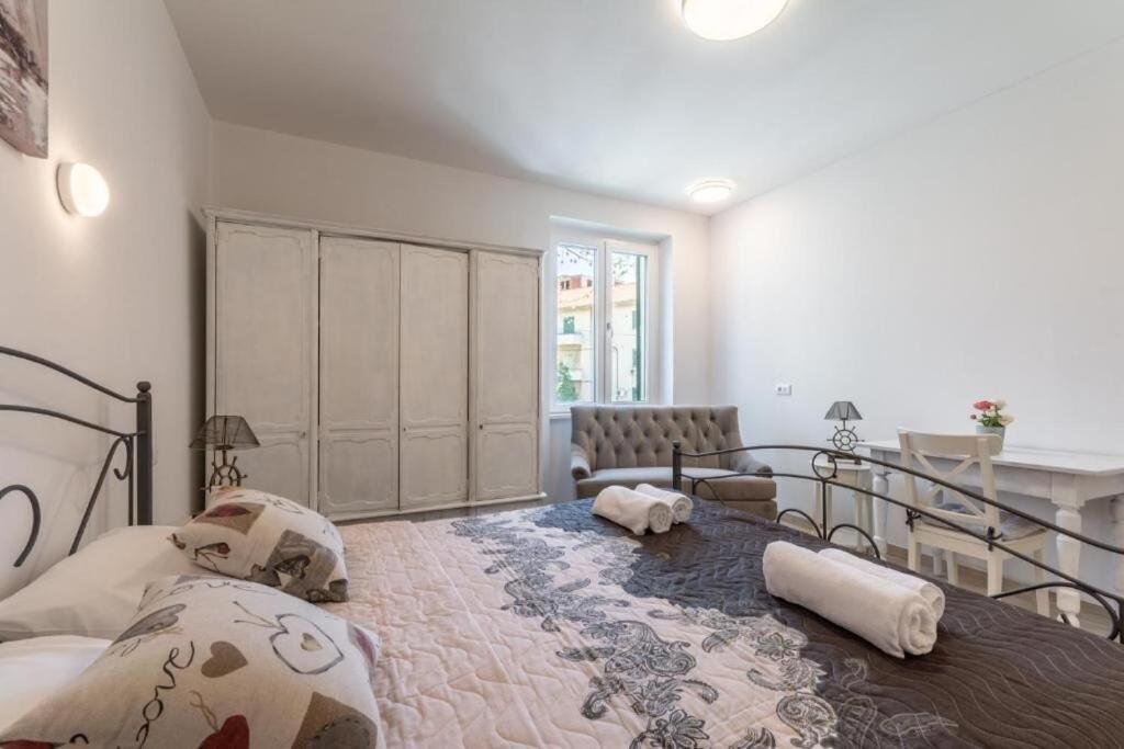 Apartments And Room Poesia Split Bagian luar foto
