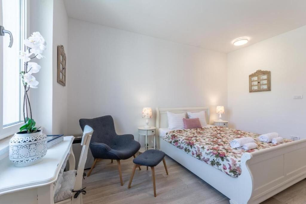 Apartments And Room Poesia Split Bagian luar foto