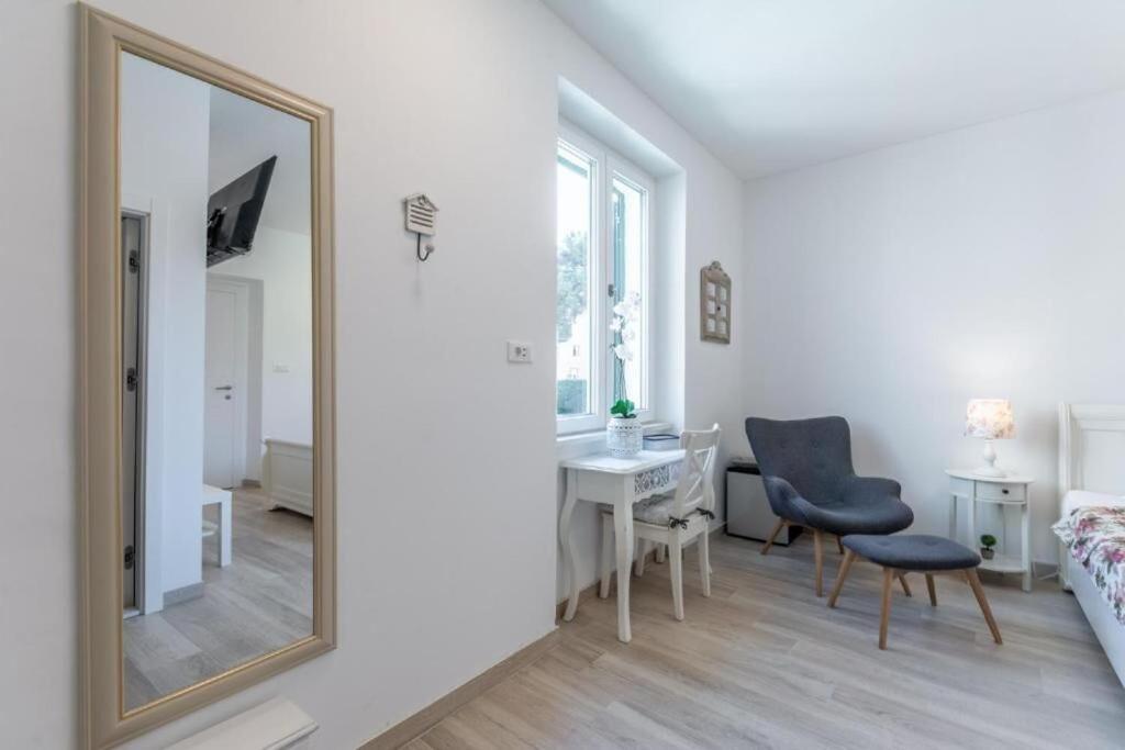 Apartments And Room Poesia Split Bagian luar foto