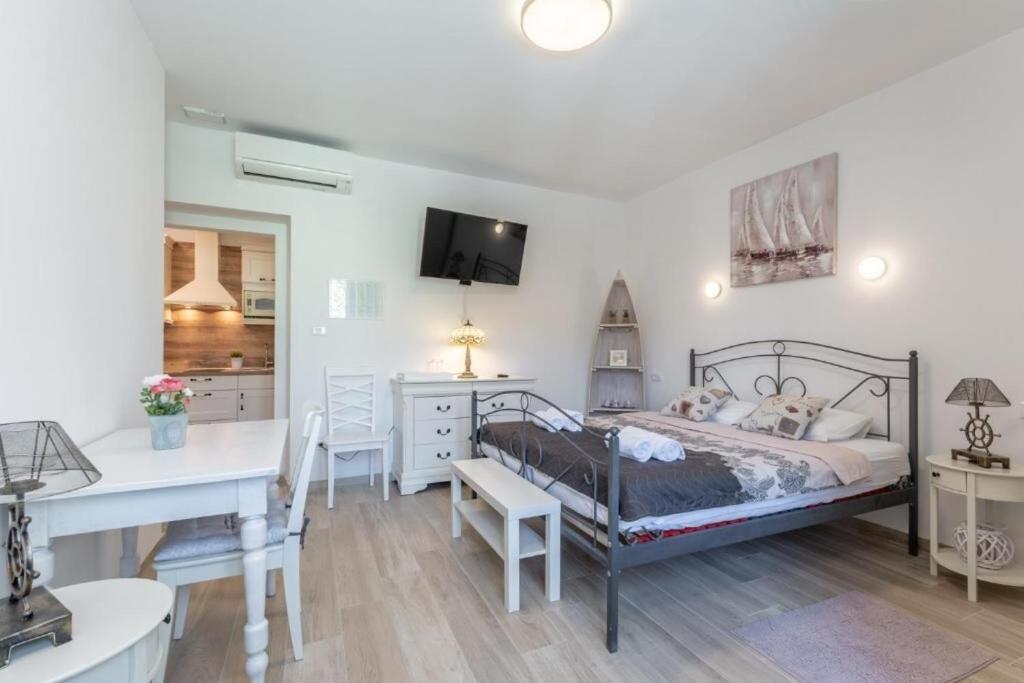 Apartments And Room Poesia Split Bagian luar foto